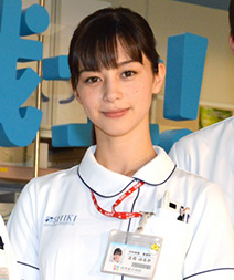 “中条あやみさんのシリアスな表情”/