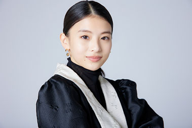 “出口夏希さんの斜め向きの画像”/