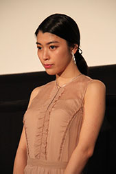 “成海璃子さんの画像”/