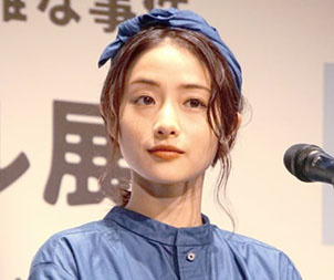 “石原さとみさんの正面の画像”/