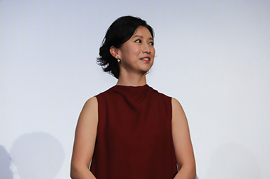 “戸田菜穂さんのシリアスな表情”/