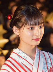 “吉川愛さんの斜め向きの画像”/