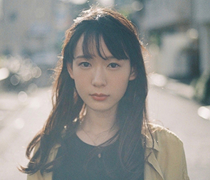 “穂志もえかさんの正面の画像”/