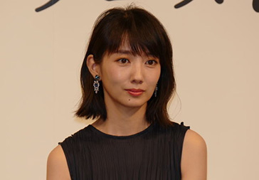 “波瑠さんのシリアスな表情”/