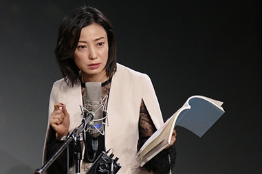 “菅野美穂さんのシリアスな表情”/
