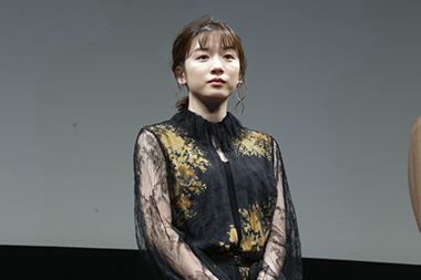 “永野芽郁さんのシリアスな表情”/