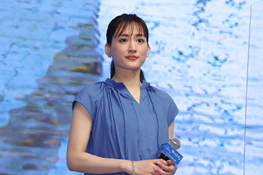 “綾瀬はるかさんのシリアスな表情”/