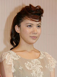“村川絵梨さんの画像1”/