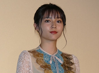 “秋田汐梨さんのシリアスな表情”/