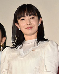“菅野美穂さんの正面の画像”/