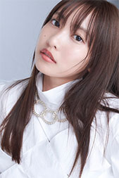 “佐野ひなこさんの斜め向きの画像”/