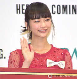 “見上愛さんの斜め向きの画像”/