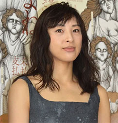 “音月桂さんの斜め向きの画像”/