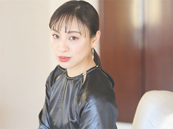 “音月桂さんのシリアスな表情”/