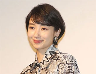 “波瑠さんの斜め向きの画像”/