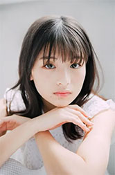 “出口夏希さんの正面の画像”/