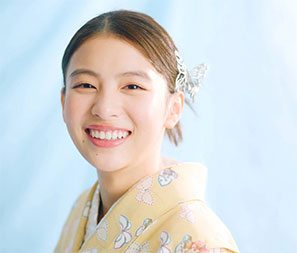 “出口夏希さんの笑顔”/