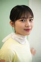 “羽瀬川なぎさんの斜め向きの画像”/