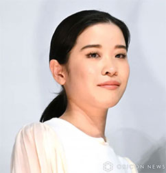 “円井わんさんの斜め向きの画像”/