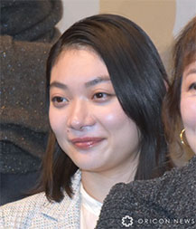 “三浦透子さんの斜め向きの画像”/