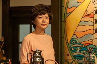 “石橋菜津美さんの斜め向きの画像”/