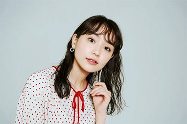 “奈緒さんのシリアスな表情”/