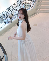 “森香澄さんの斜め向きの画像”/