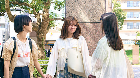 “吉川愛さんのシリアスな表情”/