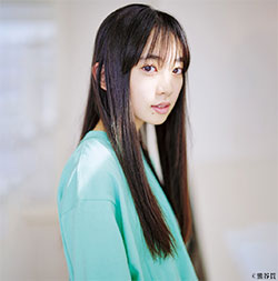 “近藤華さんの斜め向きの画像”/