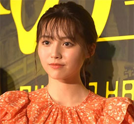 “秋田汐梨さんの斜め向きの画像”/