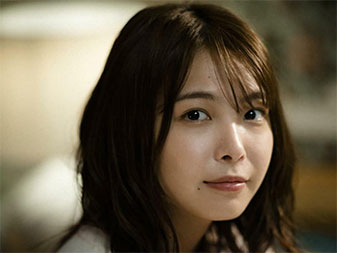 “寺本莉緒さんのシリアスな表情”/