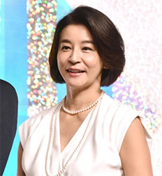 “高嶋ちさ子さんの斜め向きの画像”/