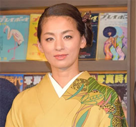 “尾野真千子さんのシリアスな表情”/