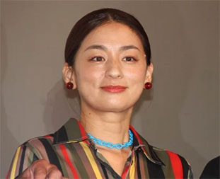 “尾野真千子さんの正面の画像”/