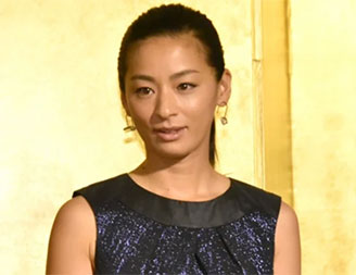 “尾野真千子さんの斜め向きの画像”/