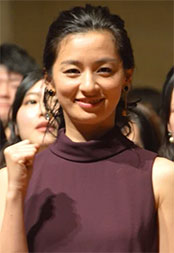 “尾野真千子さんの正面の画像”/