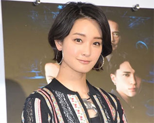 “剛力彩芽さんの斜め向きの画像”/