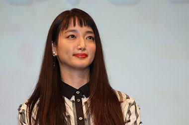 “入山法子さんの斜め向きの画像”/
