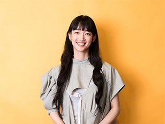 “入山法子さんの笑顔”/