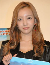 “板野友美さんの正面の画像”/