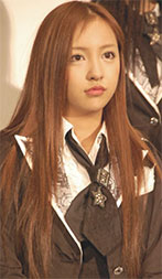 “板野友美さんの斜め向きの画像”/