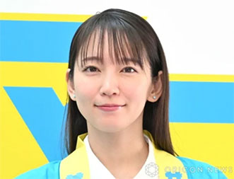 “吉岡里帆さんの正面の画像”/