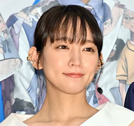 “吉岡里帆さんの斜め向きの画像”/
