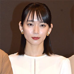“吉岡里帆さんのシリアスな表情”/