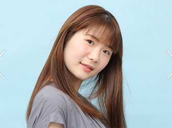“小野花梨さんの斜め向きの画像”/