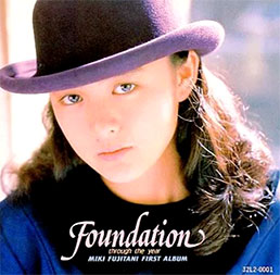 “藤谷美紀さんの斜め向きの画像”/