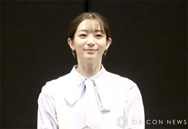 “足立梨花さんの正面の画像”/