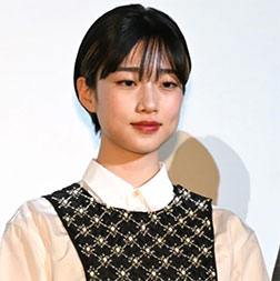“河合優実さんの斜め向きの画像”/