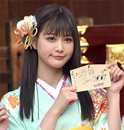 “生見愛瑠さんの斜め向きの画像”/