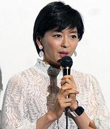 “中山忍さんの斜め向きの画像”/